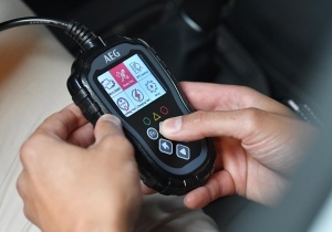 Tester auto AEG Evol 2 OBD2 citire si stergere coduri eroare analiza date vehicul test baterie - Img 2
