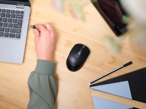 Trust Ozaa Silent Wireless Mouse Bluetooth + 2.4GHz, Compact Multi-Device Wireless Mouse, 60% Plastic Reciclat, Reincarcabil Bluetooth Mouse Laptop PC Computer Windows Android Mac - Negru - Img 7