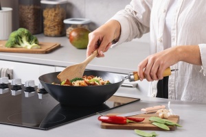 Wok Fackelmann 26 cm Carbon Steel Antiaderenta Maner Bambus PFAS-Free - Img 4
