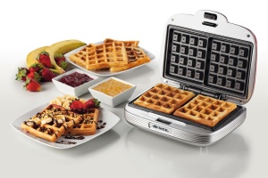 Ariete Waffle Maker Party Time 1973, placa de vafe cu acoperire antiaderenta, infasurator de cablu, blocare de siguranta si indicator luminos de alimentare, 700 W, rosu - Img 3