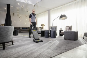Aspirator cu perie de covor Karcher CV 30/1, vid: 19,5 kPa, putere nominala: 850 wati, recipient: 5,5 litri, furtun de aspiratie de expansiune, incl. rola de perie, sac de filtrare din lana, spuma de filtrare, duza pentru crapaturi, duza de tapiterie - Img 3