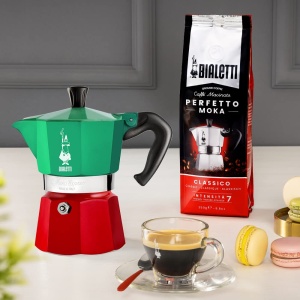 Bialetti - Colectia Moka Express Italia: Espressor emblematic pe plita, face cafea italiana adevarata, vas Moka pentru 3 cani (130 ml), aluminiu, colorat in rosu-verde-argintiu - Img 3
