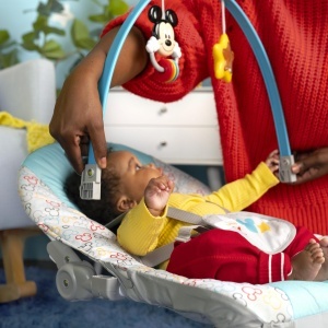 Bright Starts Disney Baby Mickey Mouse Scaun Bebe si Copii cu Vibratii si Bara de Jucarii Detasabila - Img 6