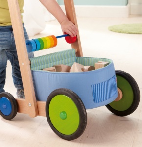 Carucior de mers HABA 6432, din lemn si textil, cu roti din cauciuc, pentru copii de la 10 luni - Img 3