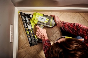 Cuie cu acumulator RYOBI 18 V ONE+ R15GN18-0 (tip cuie 1,8 mm, capacitate incarcator de 105 cuie, unghi incarcator 33-35deg, incl. 100 x cuie inclinate, 1 x clema de curea, fara baterie si incarcator) - Img 3