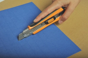 Cutter profesional Fiskars 1004620 18 mm OrangeNegru cu functie automata de incarcare - Img 2