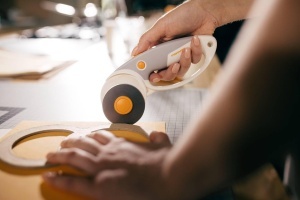 Cutter rotativ Fiskars Titan, 60 mm, pentru stofe groase, portocaliealbgray - Img 3