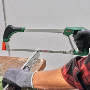 Ferastrau Bosch 300mm + 3 panze de ferastrau suplimentare (ferastrau cu 4 panze de ferastrau bimetalice durabile pentru metal, lemn, plastic si multe altele; Mecanism simplu de schimbare; Softgrip) - Editia - Img 5