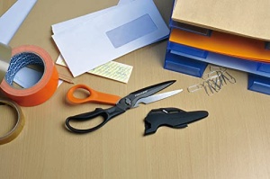 Foarfeca multifunctionala Fiskars Cuts More 1000809 23 cm lame detasabile acoperire titan negruportocaliu - Img 13