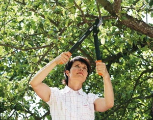 Foarfeca pentru crengi Fiskars PowerGear II L72 46 cm NegruPortocaliu Antiaderenta - Img 2