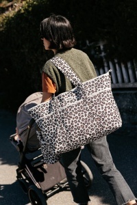 Geanta pentru scutece Beaba Madrid XXL, 44L, 11 compartimente, design leopard - Img 3