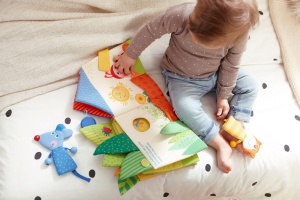 HABA 304129 - Carte textila pentru bebelusi cu rime si figurine deget cadou ideal pentru copii 10 luni - Img 5