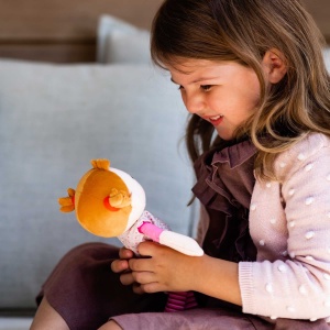 HABA Cuddly Doll Roya - Papusa moale de carpa 25 cm ideala pentru bebelusi si copii mici - lavabila la 30 degC de la 6 luni - 1303730001 - Img 7