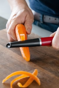 KitchenAid Euro Peeler, Peeler din otel inoxidabil cu lama mobila pentru fructe si legume - Rosu Empire - Img 6