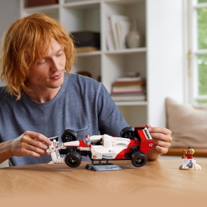 LEGO Icons McLaren MP44 10330 Set de Constructie pentru Adulti cu Mini-Figura Ayrton Senna - Img 6
