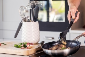 Lingura de gatit KitchenAid Soft Grip rezistenta la caldura Gri Carbune - Img 2