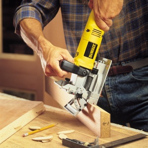 Masina de frezat Dewalt DW682K 240V Ajustabila 0deg-90deg - Img 4