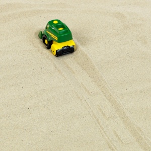 Masina de recoltat Theo Klein John Deere 150 din plastic rezistent pentru copii - Img 6