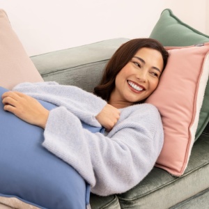 medisana HC 150 heat pad cu caldura infrarosie, pad de incalzire cu oprire automata pentru spate, umeri si gat, perna de plus electrica si wireless pentru casa si in deplasare, design in doua tonuri - Img 3