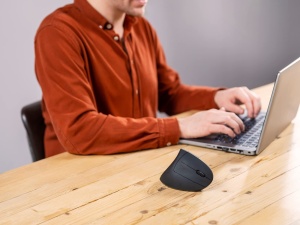 Mouse vertical fara fir Trust Verto, mouse ergonomic fara fir, prevenirea bratului mouse-ului/cotului de tenis (sindrom RSI), 800-1600 DPI, mouse fara fir pentru dreptaci, PC, computer, laptop, Mac, cu baterii - Img 7