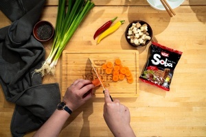 Nudle instant Nissin Soba Bag Chili, 9 pachete x 111 g, gust asiatic - Img 3