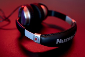 Numark HF125 - casti profesionale pentru DJ cu cablu de 2 m si difuzoare de 40 mm pentru un raspuns mai bun in frecventa si casti inchise pentru ecranare optima, Negru - Img 3