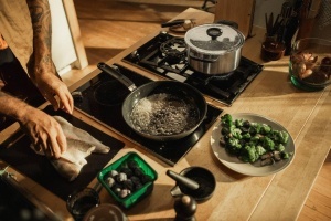 Oala cu capac Fiskars, 3 litri, inox reciclat, 22,5 cm, argintieneagra - Img 3