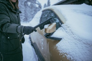 Perie auto pentru zapada si racleta Fiskars Solid 47 cm, negru-portocaliu, cu margini dure si moi - Img 4