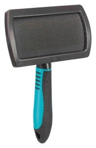 Perie moale pentru ingrijire TRIXIE - peri metalici moi - maner din plastic cauciucat - negru/albastru - 12 x 20 cm - 24133