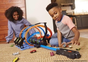 Pista de curse Hot Wheels Korkenzieher FTB65 cu 3 loopings si 3 zone de crash - Img 2