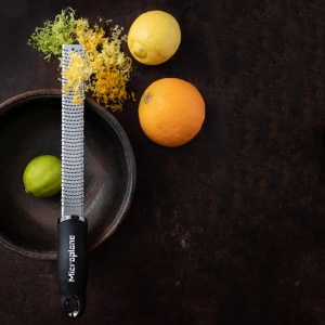 Razatoare de bucatarie Microplane Zester in negru pentru citrice, branza tare, ghimbir, ciocolata si nucsoara cu lama fina din otel inoxidabil - Fabricat in SUA - Img 7