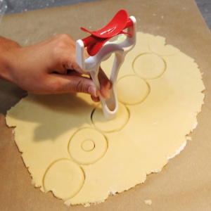 Rola decupatoare Dr Oetker 1037 functie de rulare maner ergonomic - Img 3