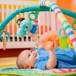 Saltea de activitate pentru bebelusi Bright Starts Wild Wiggles, 5 jucarii incluse, Verde - Img 8
