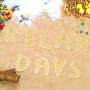 Set 36 Placi de Biscuiti Relaxdays cu Litere si Numar, Din Otel Inoxidabil, Argintiu - Img 3