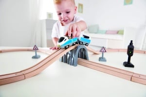 Set accesorii Hape pentru trenulete din lemn cu figurine si semne de circulatie pentru copii 3 ani - Img 4