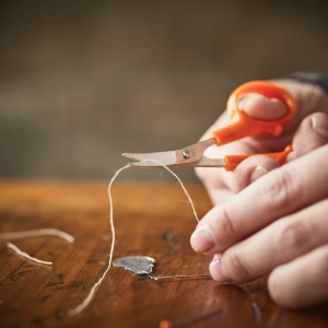 Set de cusut Fiskars, 62 piese, cutie transparenta, unelte pentru incepatori - Img 6