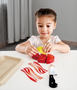 Set de peste si carne Hape Set de fantezie Set de mancare din lemn pentru copii, Set de gatit cu ingrediente si accesorii cu velcro - Img 3