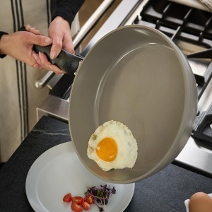 Set de tigai Fissler Ceratal Comfort 2 bucati tigaie din aluminiu tigaie ceramica acoperita cu ceramica 2428 cm antiaderenta - inductie gri - Img 9