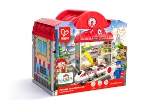Set de tren din lemn Hape portabil cu statie si accesorii extensibil pentru copii - Img 7