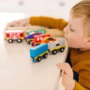Set de tren din lemn Melissa Doug 8 piese, cu cuplaje magnetice, 8 cm - Img 7
