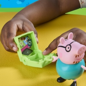 Set Figurine Peppa Pig - Peppa pe Drumuri, 5 Figurine si Accesorii, pentru Copii 3 - Img 6