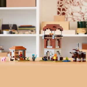 Set LEGO Minecraft - Verwuster la Postul de Plunderi - 665 piese, 4 Minifigurine - Img 6