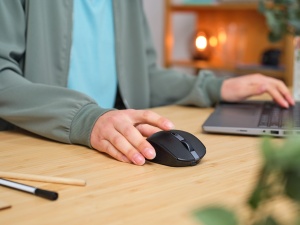 Trust Ozaa Silent Wireless Mouse Bluetooth + 2.4GHz, Compact Multi-Device Wireless Mouse, 60% Plastic Reciclat, Reincarcabil Bluetooth Mouse Laptop PC Computer Windows Android Mac - Negru - Img 8
