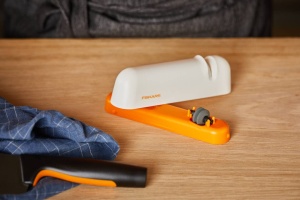 Ascutitor de cutite Fiskars Roll-Sharp, pentru cutite din otel, design finlandez, alborange - Img 13
