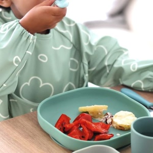 BEABA, Baveta pentru bebelusi, Salopeta pentru bebelusi, Baveta pentru mama, Impermeabila, Salopeta elastica, Salopeta cu maneca lunga, Maneci detasabile, Geanta de prindere, Usor de curatat, Evoluabil, Verde salvie - Img 3