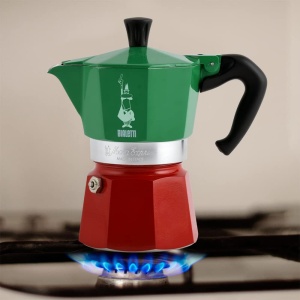 Bialetti - Colectia Moka Express Italia: Espressor emblematic pe plita, face cafea italiana adevarata, vas Moka pentru 3 cani (130 ml), aluminiu, colorat in rosu-verde-argintiu - Img 4