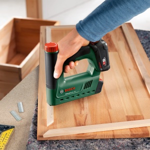Bosch UniversalTacker 18V-14 Tacker fara acumulator pentru lemn moale si tare - Img 5