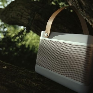 Boxa portabila Bang Olufsen Beolit 20 Grey Mist Bluetooth sunet 360deg si functie Qi - Img 10