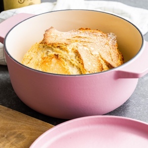 Caserola din fonta KitchenAid 26cm, 5.2L, roz uscat, rezistenta si versatila - Img 7