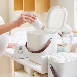 Cos de gunoi pentru scutece Rotho Babydesign Yuma 6 L cu capac, plastic alb - Img 3